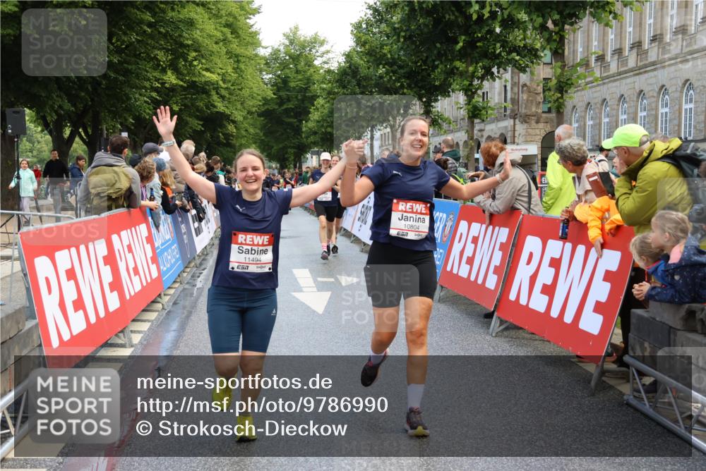 14.06.2026 - REWE Women's Run Strokosch-Dieckow http://msf.ph/oto/9786990 14.06.2026 10:12:01 Ziel 10086, 10247, 10325, 10769, 10770, 10804, 11223, 11494 meine-sportfotos.de