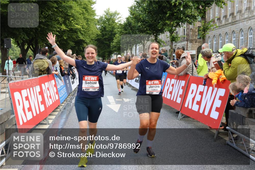 14.06.2026 - REWE Women's Run Strokosch-Dieckow http://msf.ph/oto/9786992 14.06.2026 10:12:01 Ziel 10086, 10247, 10325, 10769, 10770, 10804, 11223, 11494 meine-sportfotos.de