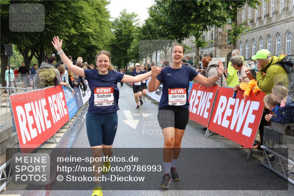 14.06.2026 - REWE Women's Run Strokosch-Dieckow http://msf.ph/oto/9786993 14.06.2026 10:12:01 Ziel 10086, 10247, 10325, 10769, 10770, 10804, 11223, 11494 meine-sportfotos.de