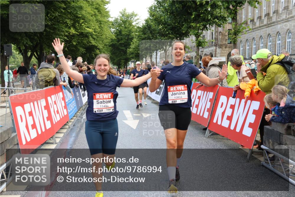 14.06.2026 - REWE Women's Run Strokosch-Dieckow http://msf.ph/oto/9786994 14.06.2026 10:12:02 Ziel 10086, 10247, 10325, 10769, 10770, 10804, 11223, 11494 meine-sportfotos.de