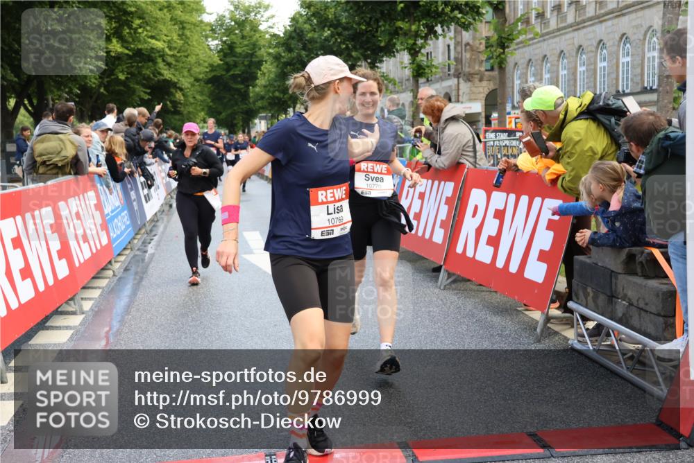 14.06.2026 - REWE Women's Run Strokosch-Dieckow http://msf.ph/oto/9786999 14.06.2026 10:12:05 Ziel 10086, 10325, 10769, 10770, 10804, 10975, 11223, 11494 meine-sportfotos.de