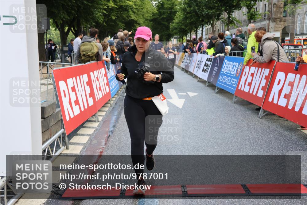 14.06.2026 - REWE Women's Run Strokosch-Dieckow http://msf.ph/oto/9787001 14.06.2026 10:12:07 Ziel 10620, 10769, 10770, 10804, 10975, 11223, 11317, 11494 meine-sportfotos.de