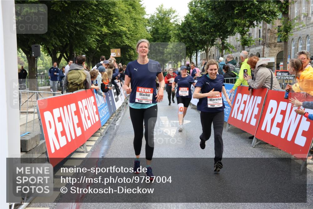 14.06.2026 - REWE Women's Run Strokosch-Dieckow http://msf.ph/oto/9787004 14.06.2026 10:12:10 Ziel 10036, 10298, 10620, 10769, 10770, 10804, 10913, 10975, 11317 meine-sportfotos.de