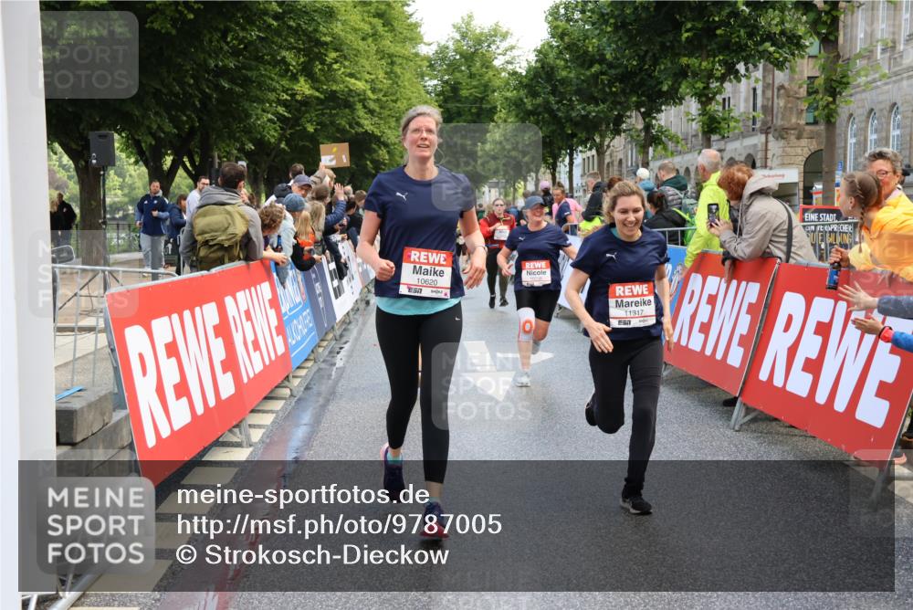 14.06.2026 - REWE Women's Run Strokosch-Dieckow http://msf.ph/oto/9787005 14.06.2026 10:12:10 Ziel 10036, 10298, 10620, 10769, 10770, 10804, 10913, 10975, 11317 meine-sportfotos.de