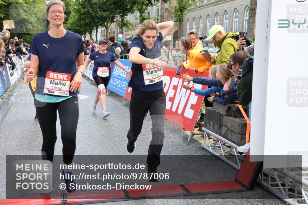 14.06.2026 - REWE Women's Run Strokosch-Dieckow http://msf.ph/oto/9787006 14.06.2026 10:12:11 Ziel 10036, 10298, 10620, 10769, 10770, 10913, 10975, 11317 meine-sportfotos.de