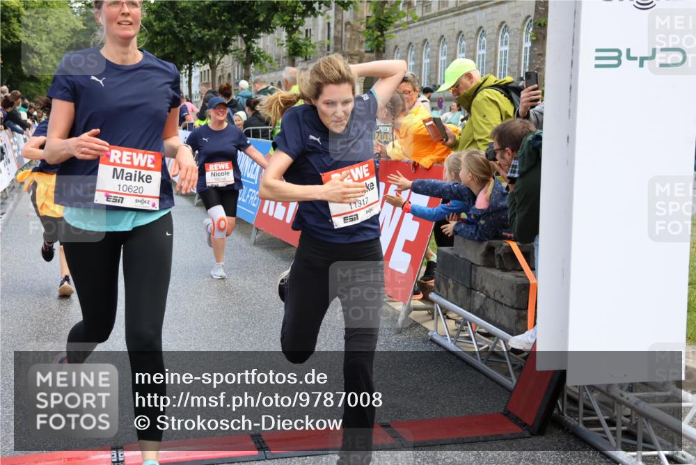 14.06.2026 - REWE Women's Run Strokosch-Dieckow http://msf.ph/oto/9787008 14.06.2026 10:12:11 Ziel 10036, 10298, 10620, 10769, 10770, 10913, 10975, 11317 meine-sportfotos.de