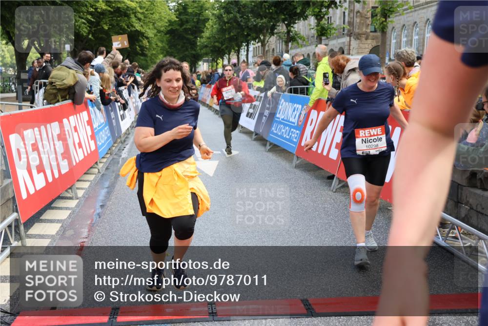 14.06.2026 - REWE Women's Run Strokosch-Dieckow http://msf.ph/oto/9787011 14.06.2026 10:12:12 Ziel 10036, 10298, 10620, 10769, 10770, 10913, 10975, 11019, 11317 meine-sportfotos.de
