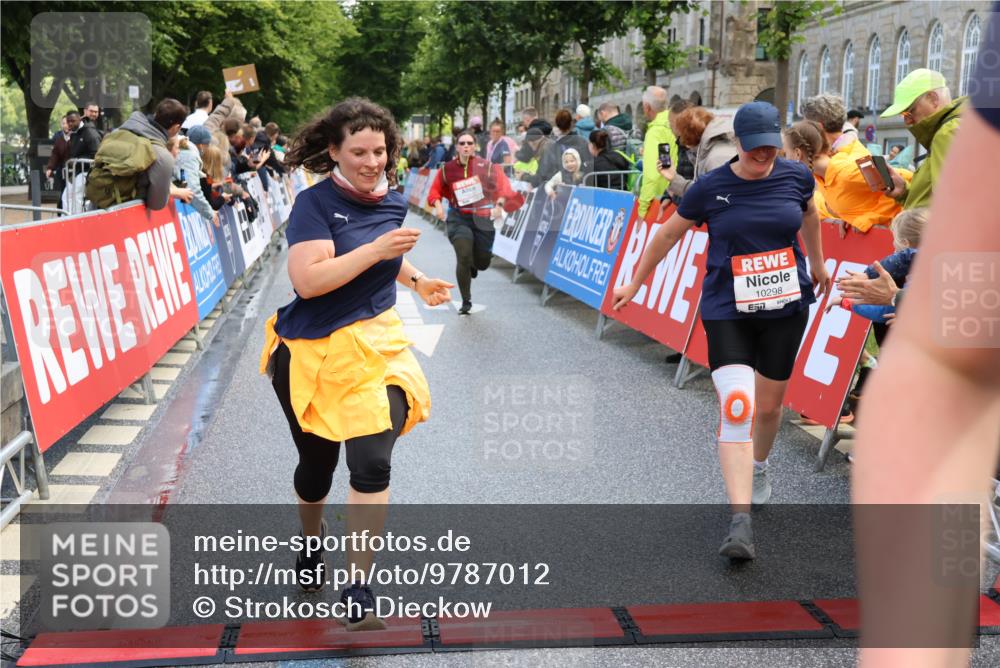 14.06.2026 - REWE Women's Run Strokosch-Dieckow http://msf.ph/oto/9787012 14.06.2026 10:12:12 Ziel 10036, 10298, 10620, 10769, 10770, 10913, 10975, 11019, 11317 meine-sportfotos.de