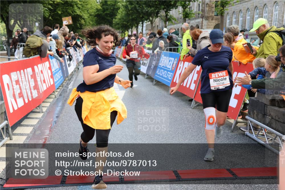 14.06.2026 - REWE Women's Run Strokosch-Dieckow http://msf.ph/oto/9787013 14.06.2026 10:12:12 Ziel 10036, 10298, 10620, 10769, 10770, 10913, 10975, 11019, 11317 meine-sportfotos.de