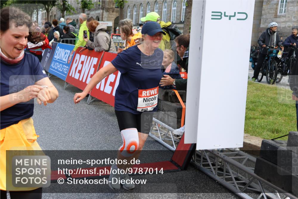 14.06.2026 - REWE Women's Run Strokosch-Dieckow http://msf.ph/oto/9787014 14.06.2026 10:12:12 Ziel 10036, 10298, 10620, 10769, 10770, 10913, 10975, 11019, 11317 meine-sportfotos.de