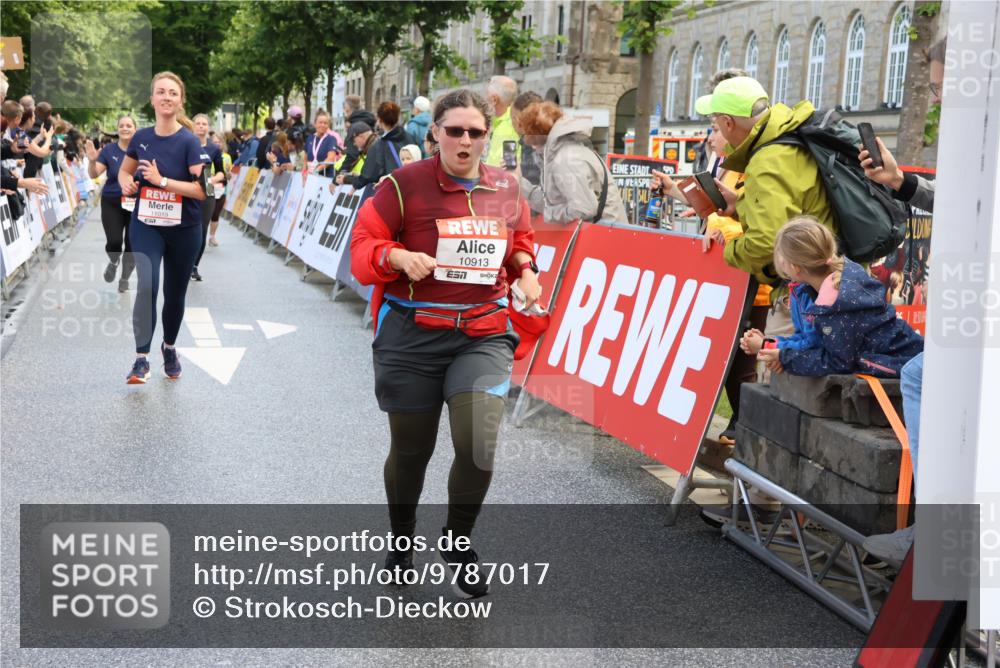 14.06.2026 - REWE Women's Run Strokosch-Dieckow http://msf.ph/oto/9787017 14.06.2026 10:12:14 Ziel 10036, 10298, 10357, 10620, 10913, 10975, 11019, 11317 meine-sportfotos.de