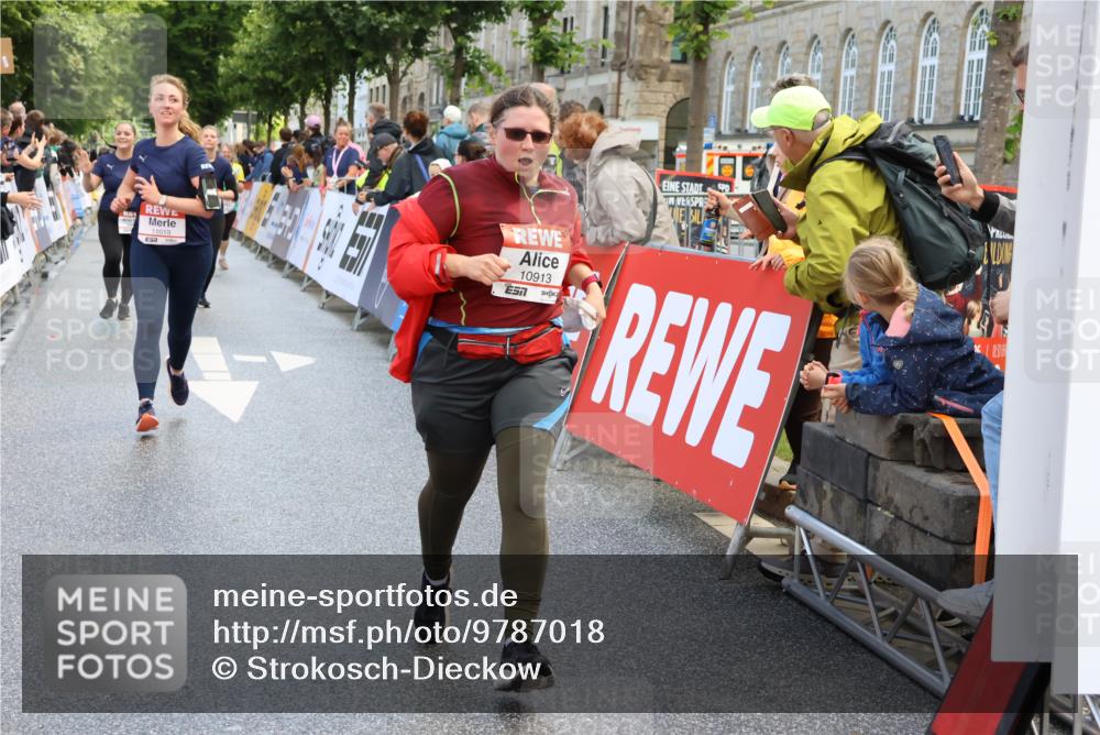 14.06.2026 - REWE Women's Run Strokosch-Dieckow http://msf.ph/oto/9787018 14.06.2026 10:12:14 Ziel 10036, 10298, 10357, 10620, 10913, 10975, 11019, 11317 meine-sportfotos.de