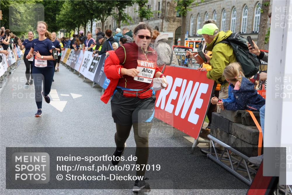 14.06.2026 - REWE Women's Run Strokosch-Dieckow http://msf.ph/oto/9787019 14.06.2026 10:12:14 Ziel 10036, 10298, 10357, 10620, 10913, 10975, 11019, 11317 meine-sportfotos.de