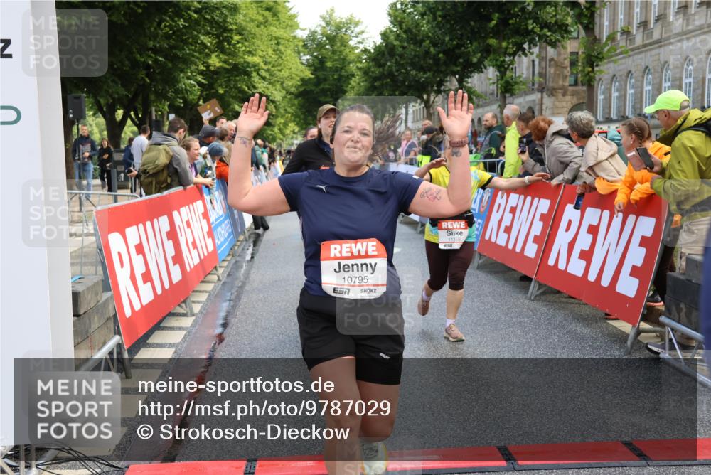 14.06.2026 - REWE Women's Run Strokosch-Dieckow http://msf.ph/oto/9787029 14.06.2026 10:12:21 Ziel 10357, 10710, 10795, 10913, 11012, 11019, 11142, 11349, 11358 meine-sportfotos.de