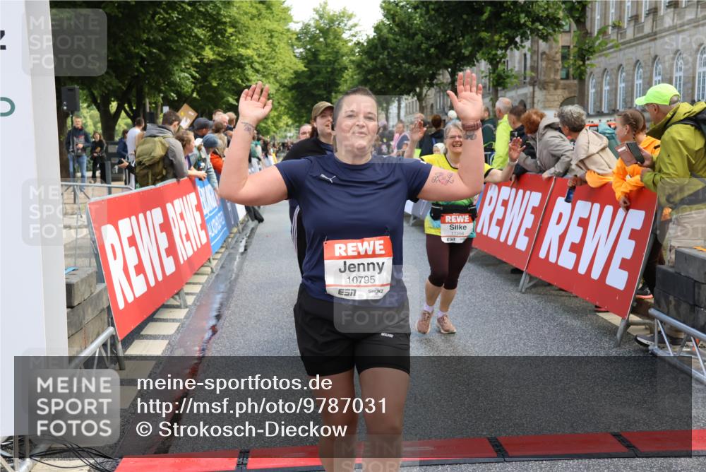 14.06.2026 - REWE Women's Run Strokosch-Dieckow http://msf.ph/oto/9787031 14.06.2026 10:12:21 Ziel 10357, 10710, 10795, 10913, 11012, 11019, 11142, 11349, 11358 meine-sportfotos.de