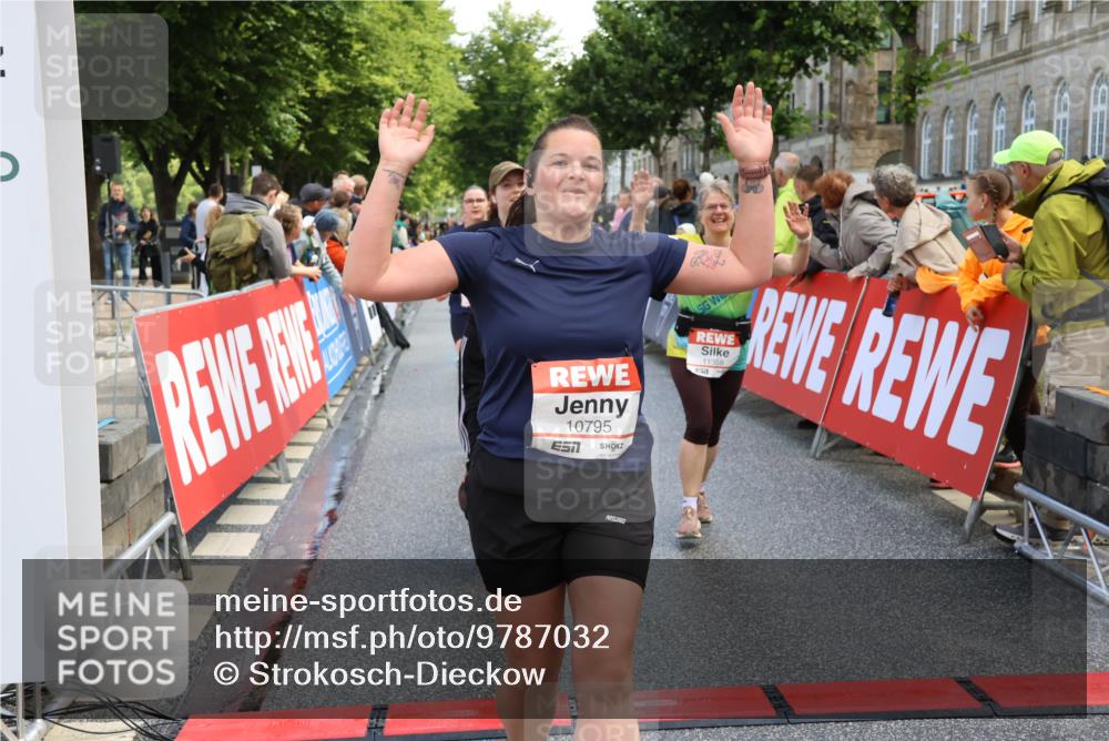 14.06.2026 - REWE Women's Run Strokosch-Dieckow http://msf.ph/oto/9787032 14.06.2026 10:12:21 Ziel 10357, 10710, 10795, 10913, 11012, 11019, 11142, 11349, 11358 meine-sportfotos.de