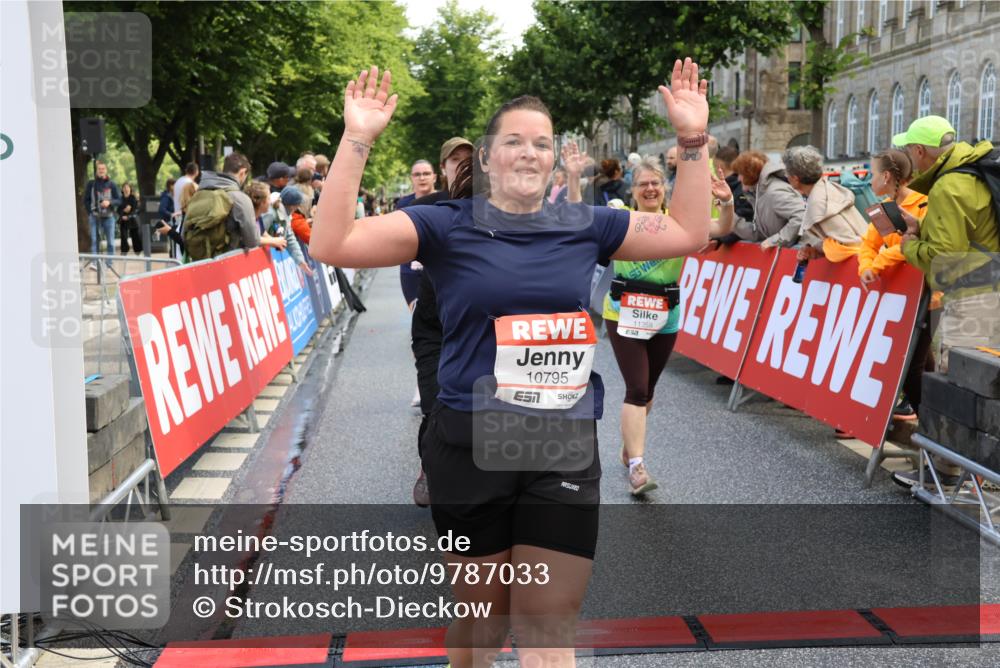 14.06.2026 - REWE Women's Run Strokosch-Dieckow http://msf.ph/oto/9787033 14.06.2026 10:12:21 Ziel 10357, 10710, 10795, 10913, 11012, 11019, 11142, 11349, 11358 meine-sportfotos.de