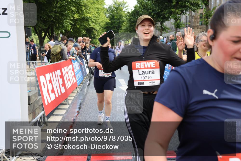 14.06.2026 - REWE Women's Run Strokosch-Dieckow http://msf.ph/oto/9787035 14.06.2026 10:12:22 Ziel 10357, 10710, 10795, 10913, 11012, 11019, 11109, 11142, 11349, 11358 meine-sportfotos.de