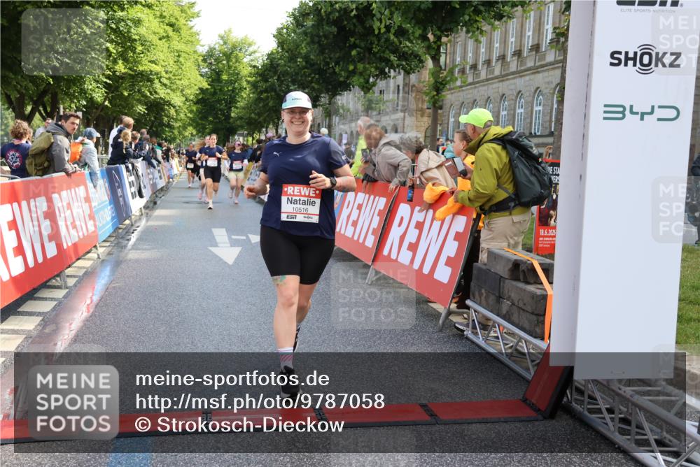 14.06.2026 - REWE Women's Run Strokosch-Dieckow http://msf.ph/oto/9787058 14.06.2026 10:12:43 Ziel 10516, 10525, 10595, 10818, 11241 meine-sportfotos.de