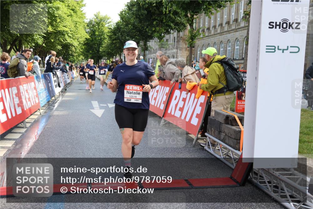14.06.2026 - REWE Women's Run Strokosch-Dieckow http://msf.ph/oto/9787059 14.06.2026 10:12:43 Ziel 10516, 10525, 10595, 10818, 11241 meine-sportfotos.de