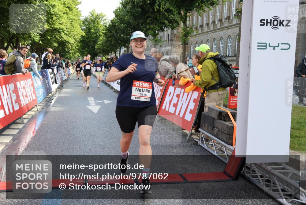 14.06.2026 - REWE Women's Run Strokosch-Dieckow http://msf.ph/oto/9787062 14.06.2026 10:12:43 Ziel 10516, 10525, 10595, 10818, 11241 meine-sportfotos.de