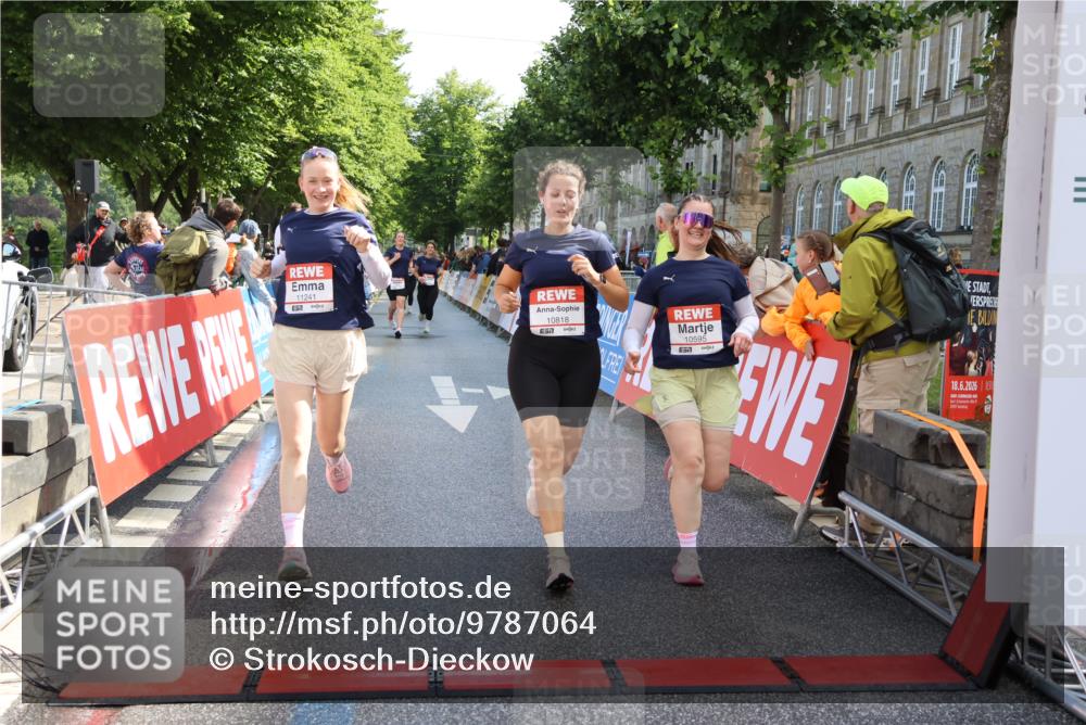 14.06.2026 - REWE Women's Run Strokosch-Dieckow http://msf.ph/oto/9787064 14.06.2026 10:12:47 Ziel 10516, 10595, 10818, 11241 meine-sportfotos.de