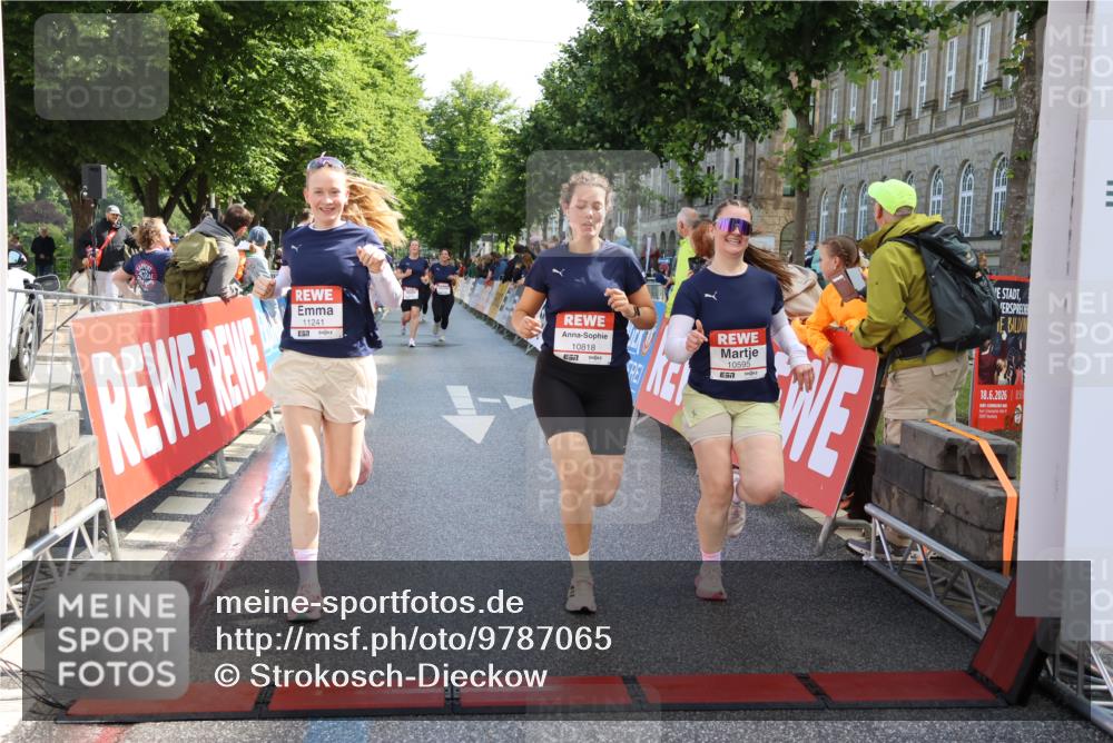 14.06.2026 - REWE Women's Run Strokosch-Dieckow http://msf.ph/oto/9787065 14.06.2026 10:12:47 Ziel 10516, 10595, 10818, 11241 meine-sportfotos.de
