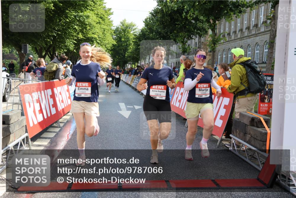 14.06.2026 - REWE Women's Run Strokosch-Dieckow http://msf.ph/oto/9787066 14.06.2026 10:12:47 Ziel 10516, 10595, 10818, 11241 meine-sportfotos.de