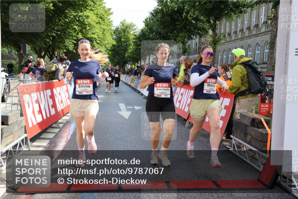 14.06.2026 - REWE Women's Run Strokosch-Dieckow http://msf.ph/oto/9787067 14.06.2026 10:12:47 Ziel 10516, 10595, 10818, 11241 meine-sportfotos.de