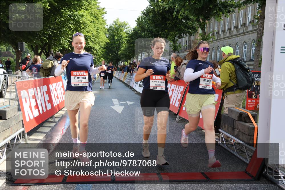 14.06.2026 - REWE Women's Run Strokosch-Dieckow http://msf.ph/oto/9787068 14.06.2026 10:12:47 Ziel 10516, 10595, 10818, 11241 meine-sportfotos.de