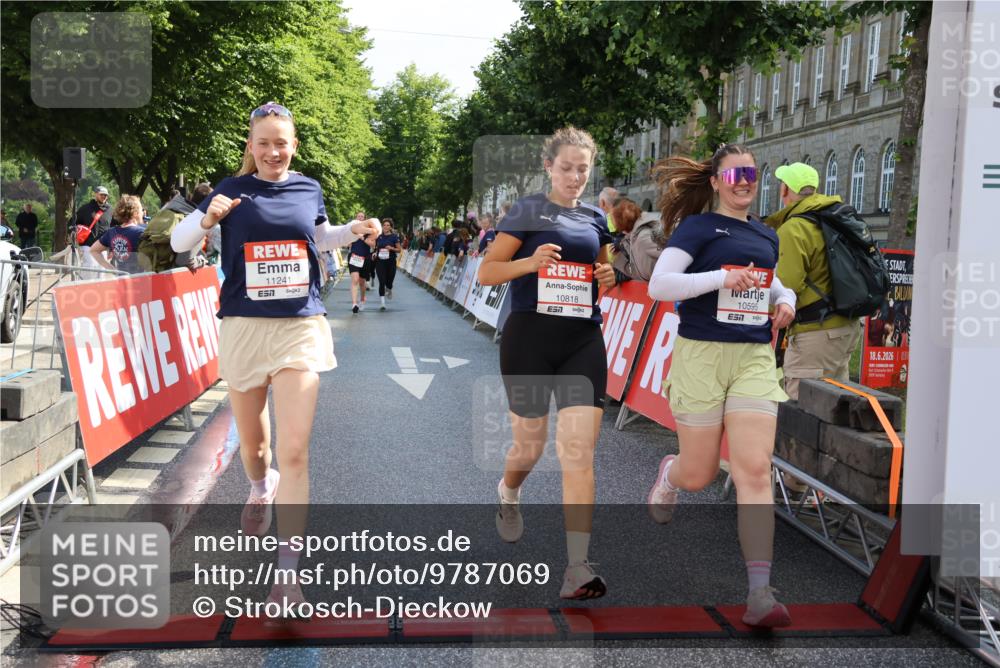 14.06.2026 - REWE Women's Run Strokosch-Dieckow http://msf.ph/oto/9787069 14.06.2026 10:12:48 Ziel 10516, 10595, 10818, 11241 meine-sportfotos.de