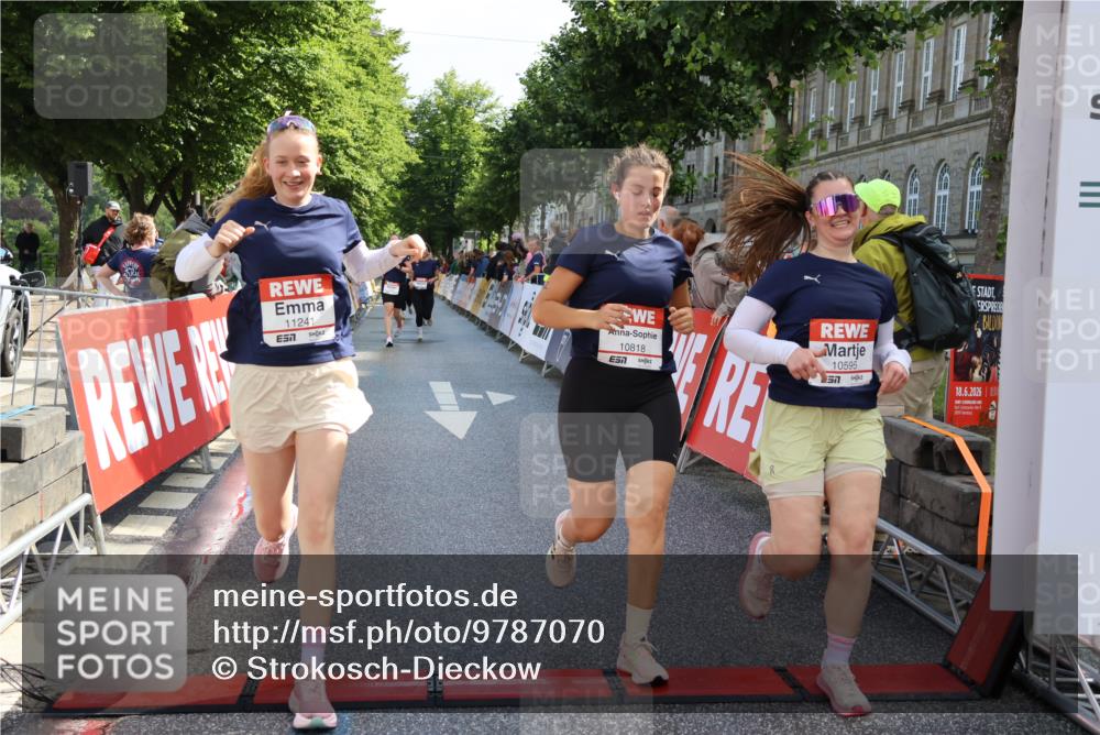 14.06.2026 - REWE Women's Run Strokosch-Dieckow http://msf.ph/oto/9787070 14.06.2026 10:12:48 Ziel 10516, 10595, 10818, 11241 meine-sportfotos.de