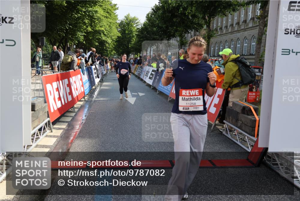 14.06.2026 - REWE Women's Run Strokosch-Dieckow http://msf.ph/oto/9787082 14.06.2026 10:12:56 Ziel 10564, 10916, 11258, 11419 meine-sportfotos.de