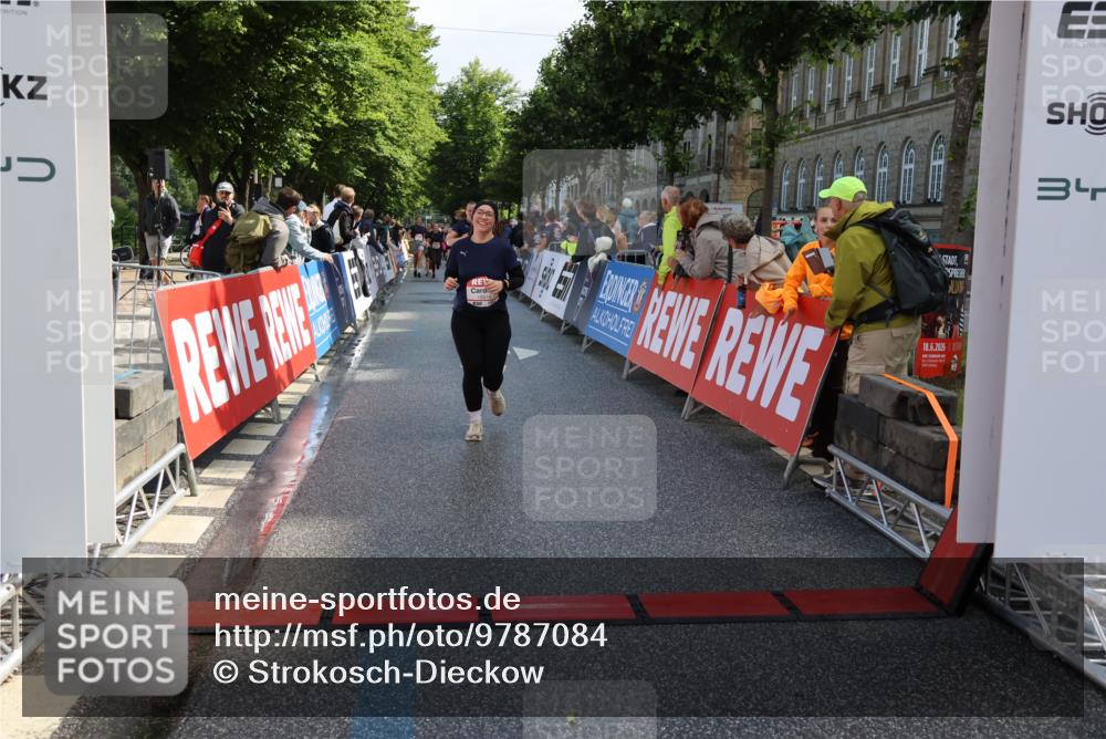 14.06.2026 - REWE Women's Run Strokosch-Dieckow http://msf.ph/oto/9787084 14.06.2026 10:12:58 Ziel 10564, 10587, 10916, 11258, 11419 meine-sportfotos.de