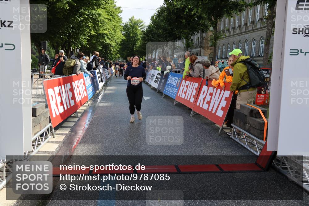 14.06.2026 - REWE Women's Run Strokosch-Dieckow http://msf.ph/oto/9787085 14.06.2026 10:12:58 Ziel 10564, 10587, 10916, 11258, 11419 meine-sportfotos.de