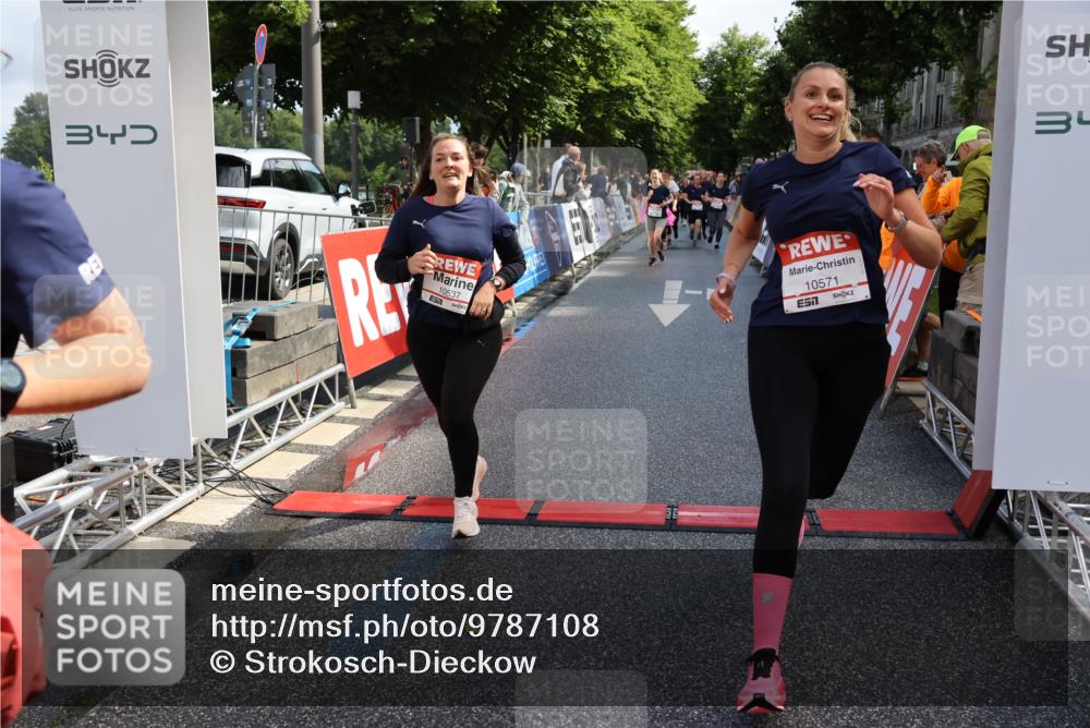 14.06.2026 - REWE Women's Run Strokosch-Dieckow http://msf.ph/oto/9787108 14.06.2026 10:13:09 Ziel 10125, 10145, 10146, 10147, 10148, 10283, 10408, 10537, 10571, 10587, 11348 meine-sportfotos.de
