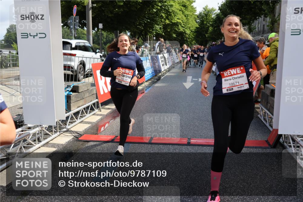 14.06.2026 - REWE Women's Run Strokosch-Dieckow http://msf.ph/oto/9787109 14.06.2026 10:13:09 Ziel 10125, 10145, 10146, 10147, 10148, 10283, 10408, 10537, 10571, 10587, 11348 meine-sportfotos.de