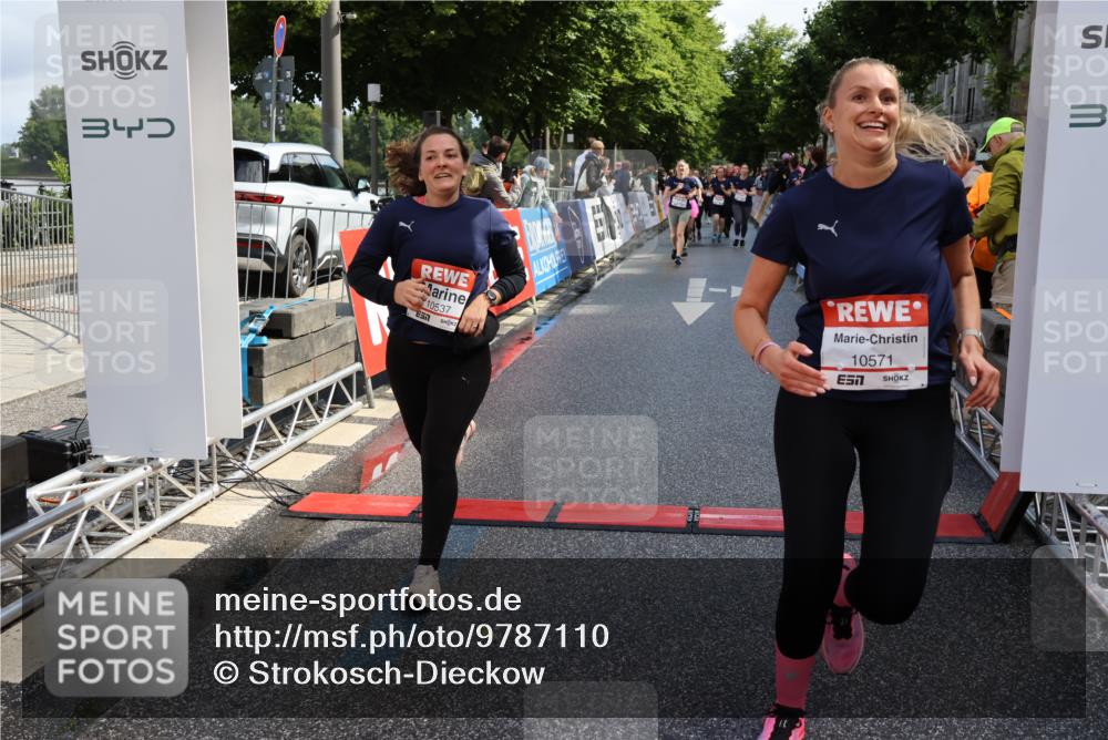 14.06.2026 - REWE Women's Run Strokosch-Dieckow http://msf.ph/oto/9787110 14.06.2026 10:13:09 Ziel 10125, 10145, 10146, 10147, 10148, 10283, 10408, 10537, 10571, 10587, 11348 meine-sportfotos.de