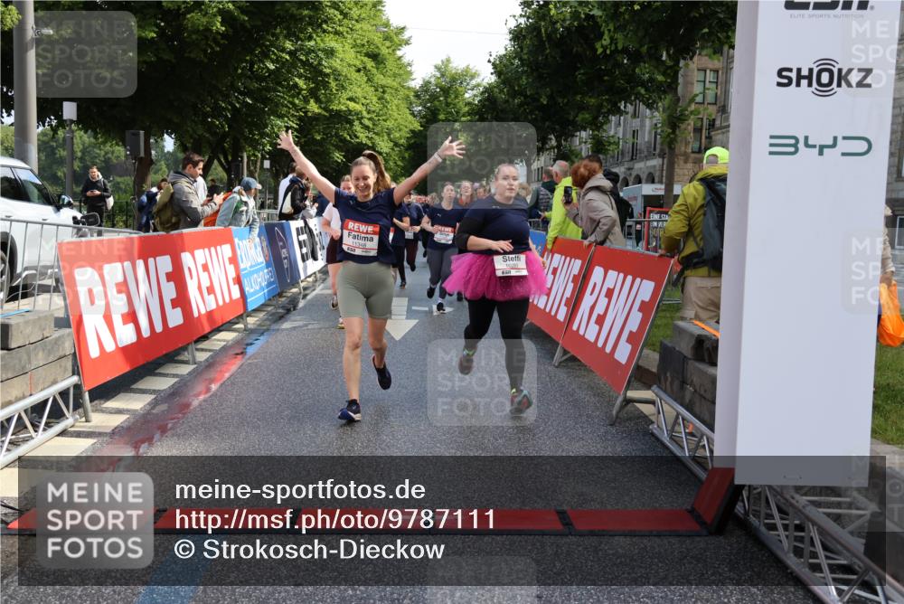 14.06.2026 - REWE Women's Run Strokosch-Dieckow http://msf.ph/oto/9787111 14.06.2026 10:13:12 Ziel 10125, 10145, 10146, 10147, 10148, 10283, 10362, 10408, 10502, 10537, 10571, 10695, 11143, 11166, 11348, 11420, 11437 meine-sportfotos.de