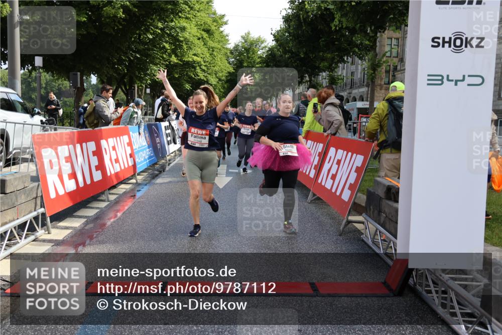 14.06.2026 - REWE Women's Run Strokosch-Dieckow http://msf.ph/oto/9787112 14.06.2026 10:13:13 Ziel 10125, 10145, 10146, 10147, 10148, 10283, 10362, 10408, 10502, 10537, 10571, 10695, 11143, 11166, 11348, 11420, 11437 meine-sportfotos.de