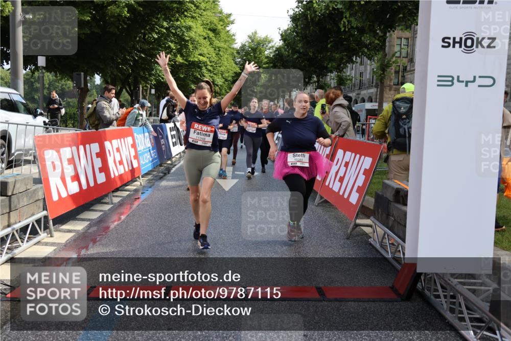 14.06.2026 - REWE Women's Run Strokosch-Dieckow http://msf.ph/oto/9787115 14.06.2026 10:13:13 Ziel 10125, 10145, 10146, 10147, 10148, 10283, 10362, 10408, 10502, 10537, 10571, 10695, 11143, 11166, 11348, 11420, 11437 meine-sportfotos.de