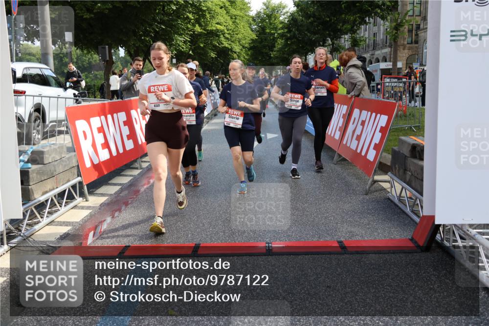 14.06.2026 - REWE Women's Run Strokosch-Dieckow http://msf.ph/oto/9787122 14.06.2026 10:13:15 Ziel 10125, 10283, 10362, 10408, 10502, 10537, 10571, 10695, 11113, 11143, 11166, 11340, 11348, 11420, 11437 meine-sportfotos.de