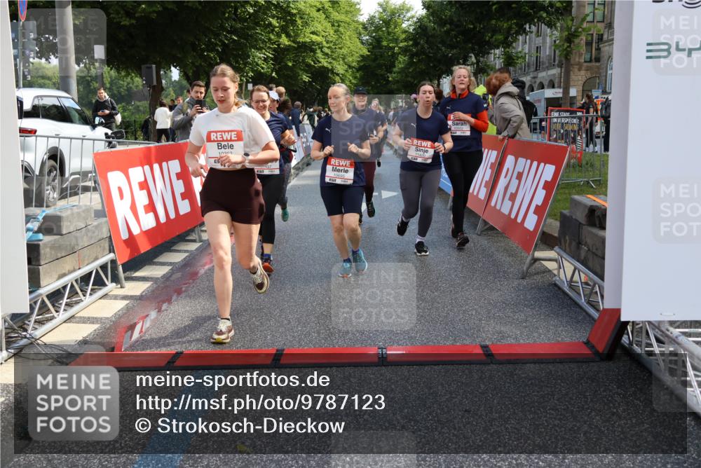 14.06.2026 - REWE Women's Run Strokosch-Dieckow http://msf.ph/oto/9787123 14.06.2026 10:13:15 Ziel 10125, 10283, 10362, 10408, 10502, 10537, 10571, 10695, 11113, 11143, 11166, 11340, 11348, 11420, 11437 meine-sportfotos.de