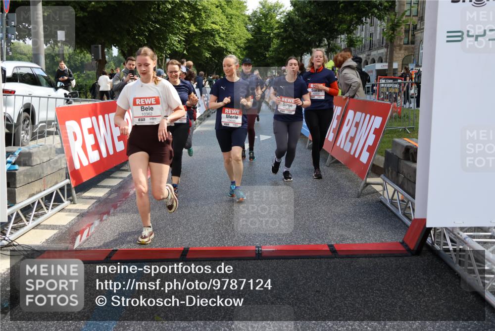 14.06.2026 - REWE Women's Run Strokosch-Dieckow http://msf.ph/oto/9787124 14.06.2026 10:13:15 Ziel 10125, 10283, 10362, 10408, 10502, 10537, 10571, 10695, 11113, 11143, 11166, 11340, 11348, 11420, 11437 meine-sportfotos.de