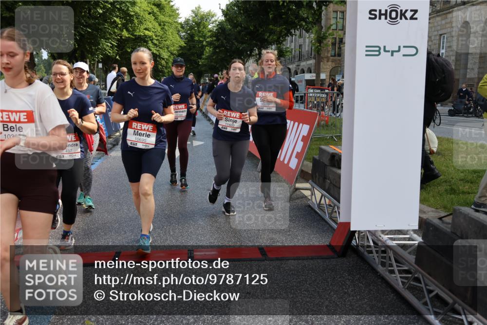 14.06.2026 - REWE Women's Run Strokosch-Dieckow http://msf.ph/oto/9787125 14.06.2026 10:13:16 Ziel 10283, 10362, 10502, 10537, 10571, 10695, 11113, 11143, 11166, 11340, 11348, 11420, 11437 meine-sportfotos.de