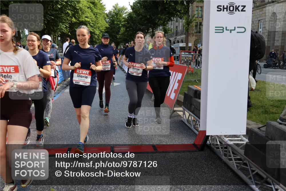 14.06.2026 - REWE Women's Run Strokosch-Dieckow http://msf.ph/oto/9787126 14.06.2026 10:13:16 Ziel 10283, 10362, 10502, 10537, 10571, 10695, 11113, 11143, 11166, 11340, 11348, 11420, 11437 meine-sportfotos.de