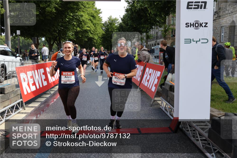 14.06.2026 - REWE Women's Run Strokosch-Dieckow http://msf.ph/oto/9787132 14.06.2026 10:13:19 Ziel 10186, 10283, 10297, 10362, 10366, 10502, 10695, 10887, 11113, 11143, 11166, 11282, 11340, 11348, 11420, 11437 meine-sportfotos.de