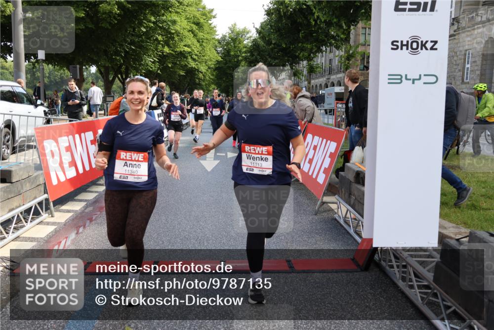 14.06.2026 - REWE Women's Run Strokosch-Dieckow http://msf.ph/oto/9787135 14.06.2026 10:13:20 Ziel 10186, 10283, 10297, 10362, 10366, 10502, 10695, 10887, 11113, 11143, 11166, 11282, 11340, 11348, 11420, 11437 meine-sportfotos.de