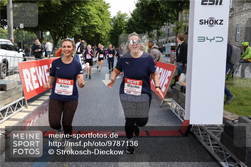 14.06.2026 - REWE Women's Run Strokosch-Dieckow http://msf.ph/oto/9787136 14.06.2026 10:13:20 Ziel 10186, 10283, 10297, 10362, 10366, 10502, 10695, 10887, 11113, 11143, 11166, 11282, 11340, 11348, 11420, 11437 meine-sportfotos.de