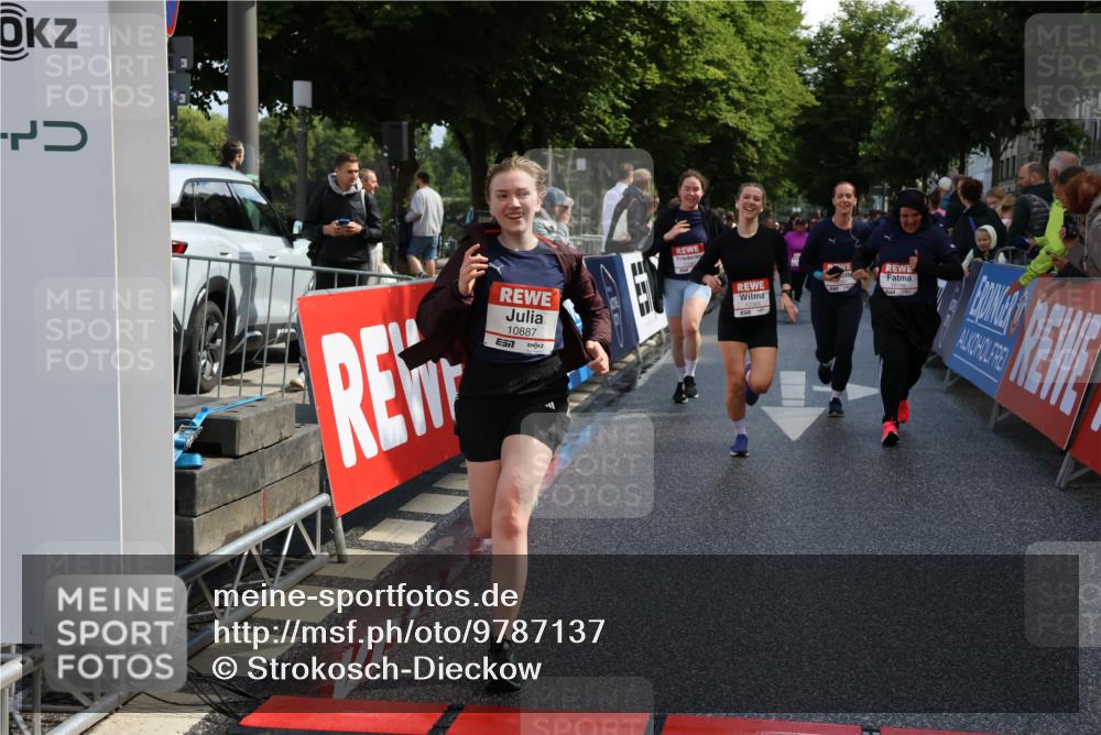 14.06.2026 - REWE Women's Run Strokosch-Dieckow http://msf.ph/oto/9787137 14.06.2026 10:13:21 Ziel 10186, 10283, 10297, 10362, 10366, 10502, 10695, 10887, 11113, 11143, 11166, 11282, 11340, 11348, 11420, 11437 meine-sportfotos.de